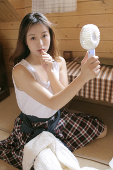 她唇之下